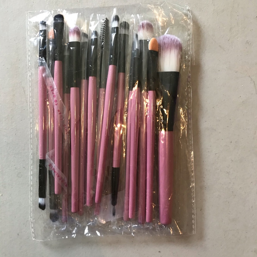 Set of 15 makeup brushes and makeup sponge.